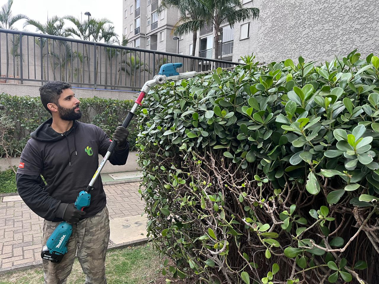 Conjunto de ferramentas de jardinagem como tesouras de poda e luvas.
