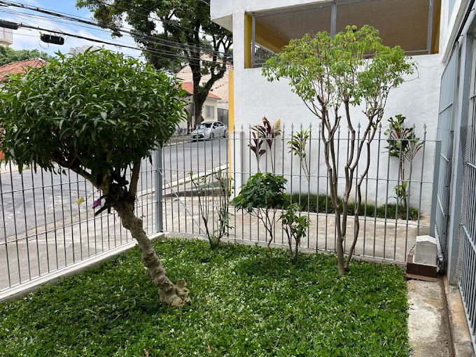 Vista geral do Jardim da Melo, mostrando forração com plantas rasteiras e flores coloridas.