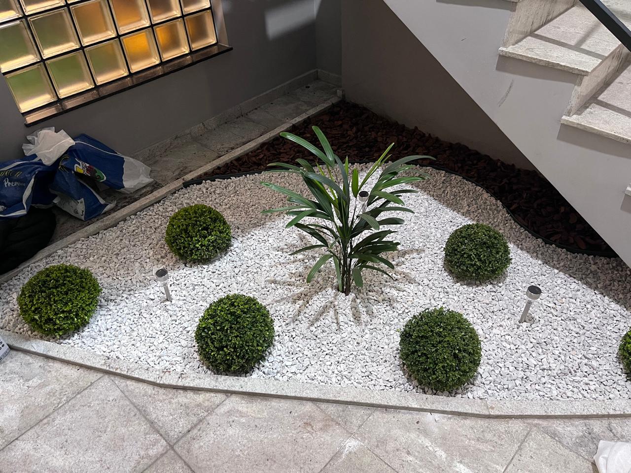 Visão de um jardim onde diferentes plantas e cores se harmonizam de forma equilibrada.